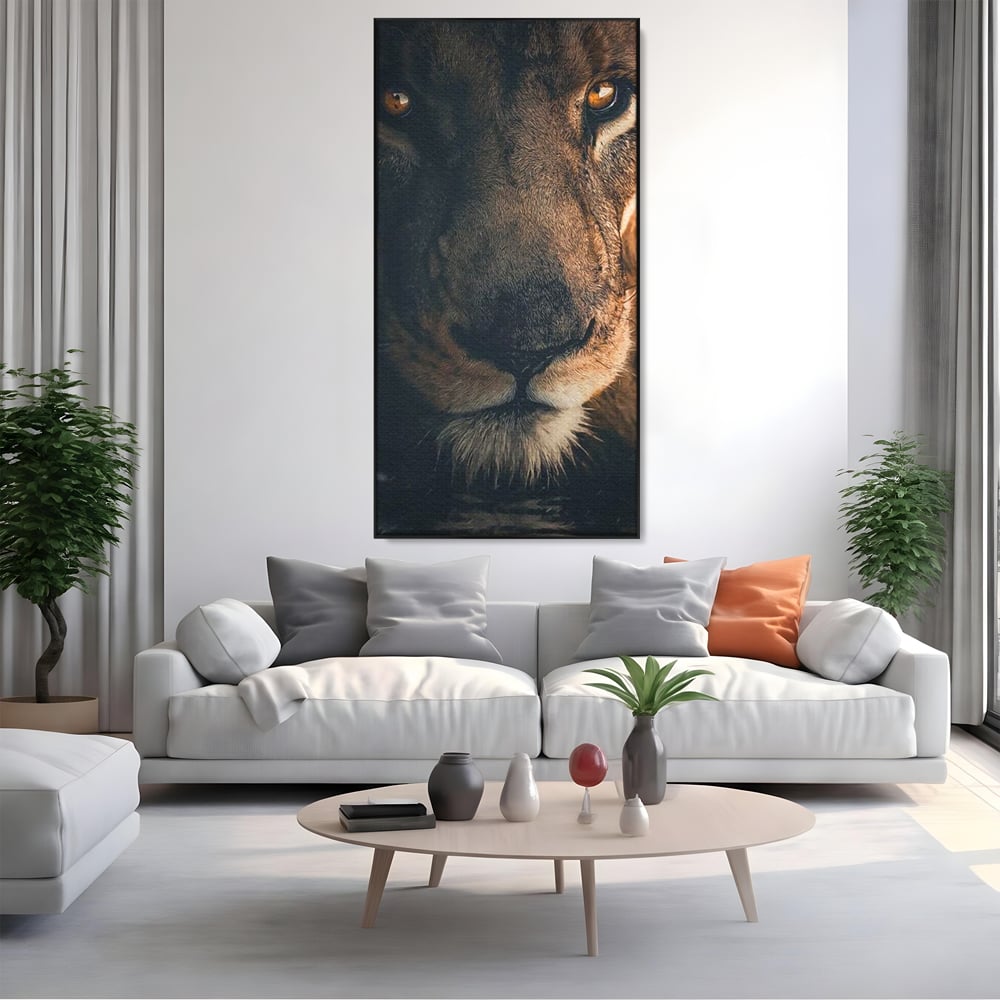 Tablou canvas cu tablou canvas cu prim-plan portret de leu, in rama de aluminiu negru, pe perete intr-un living